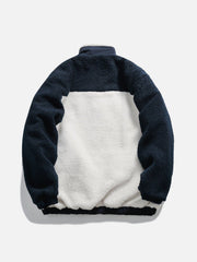 Sherpa-Wintermantel mit Patchwork-Stickerei und Buchstaben