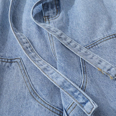 Jeansshorts mit seitlichen Knopfträgern