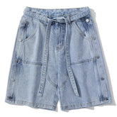 Short en jean à bretelles boutonnées sur le côté