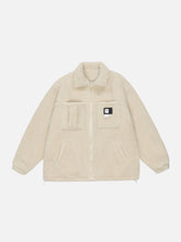 Einfarbiger Sherpa-Wintermantel mit mehreren Taschen und Etikett