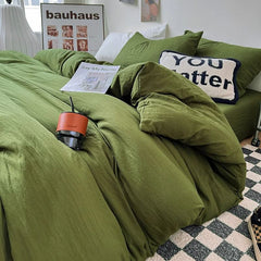 Parure de lit en draps froissés de couleur unie