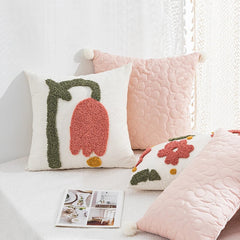 Housse de coussin tulipe pastel touffetée
