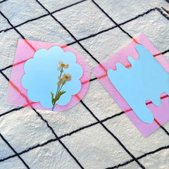 Spiegel in Tropfenform aus spiegelndem Acryl