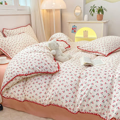 Bettwäscheset mit roten Kirschen und genähtem Rand