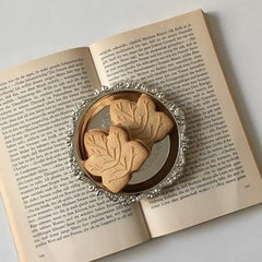 Schmucktablett aus glänzendem Metall im Retro-Stil