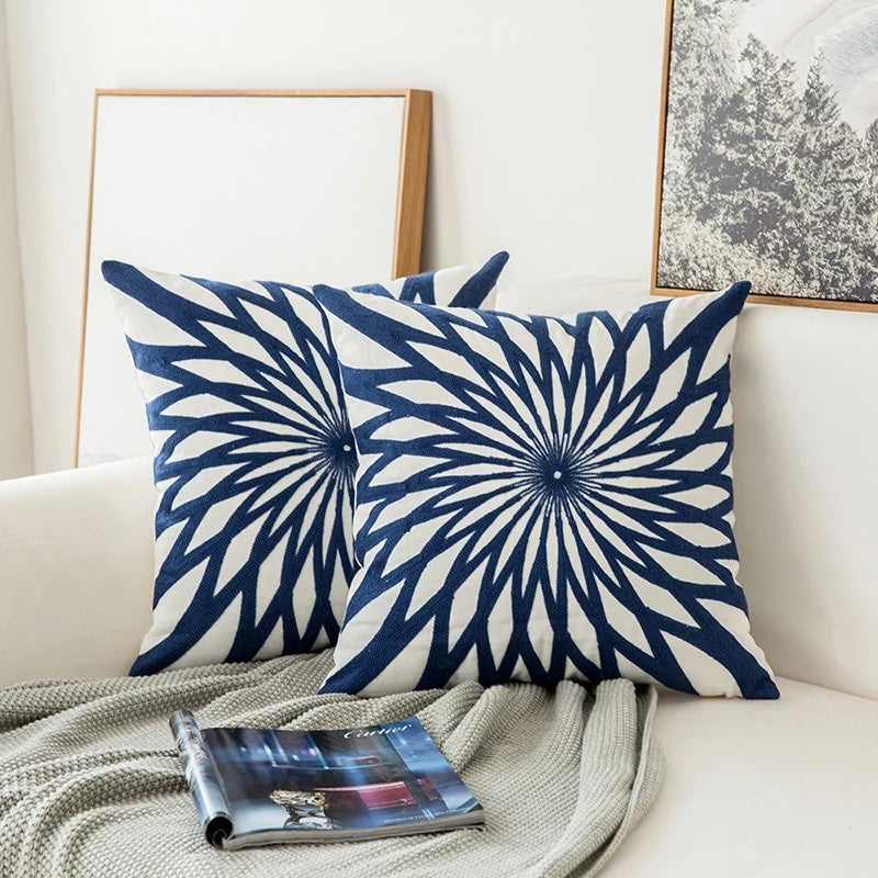 Housse de coussin à ornements brodés bleus