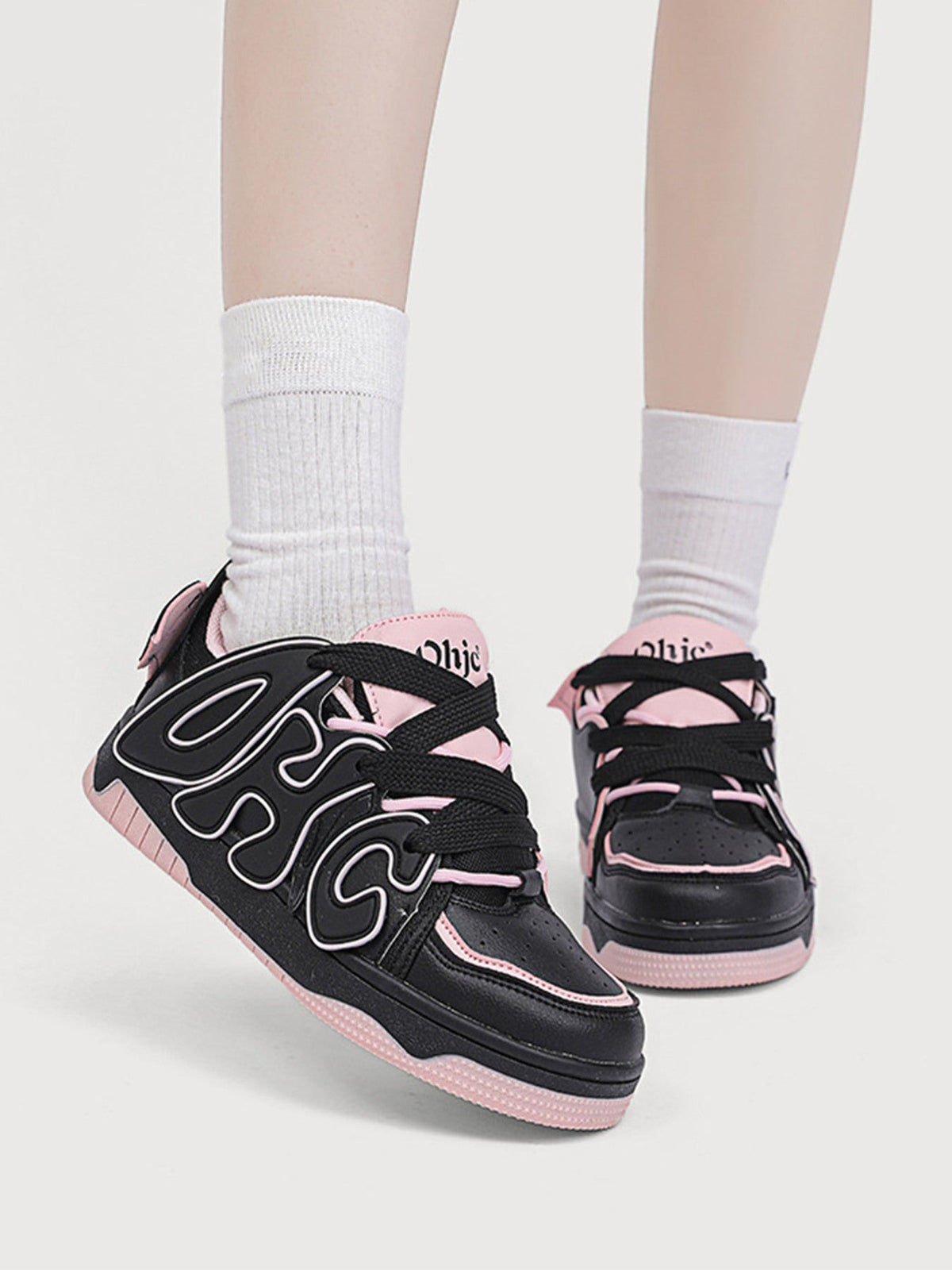 Farbcodierte Buchstaben Paar Skateschuhe 