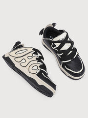 Farbcodierte Buchstaben Paar Skateschuhe 