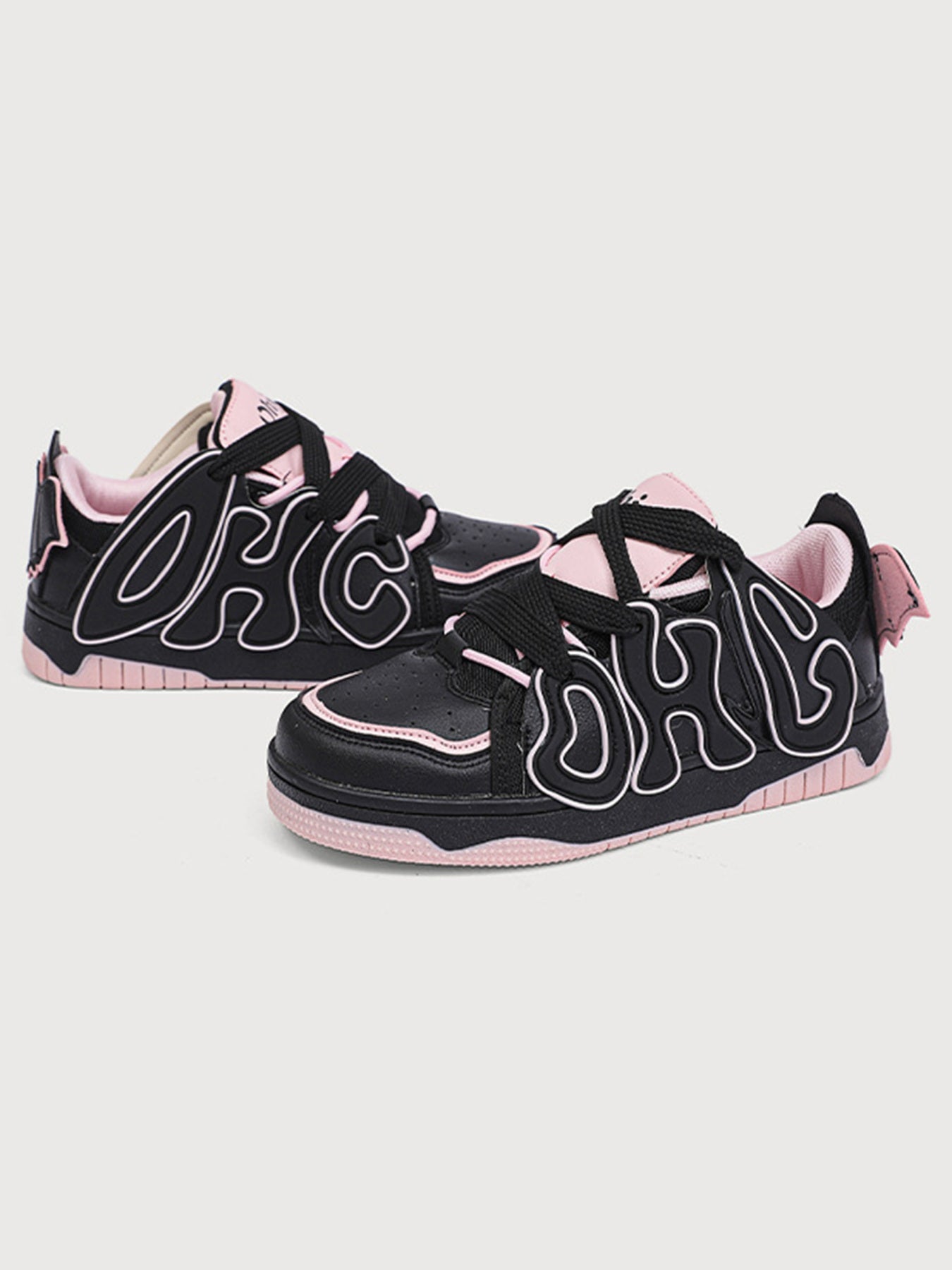 Farbcodierte Buchstaben Paar Skateschuhe 