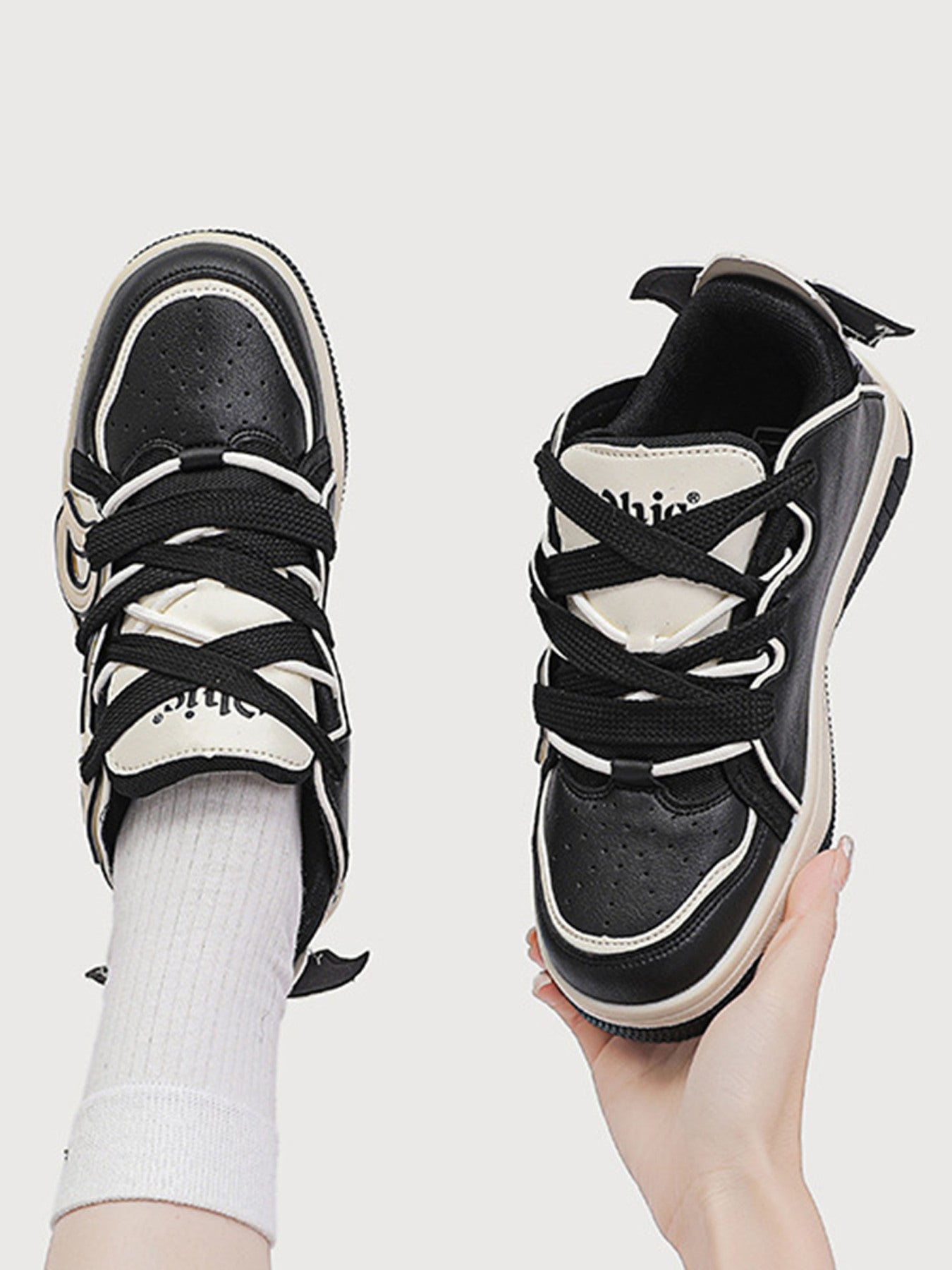 Farbcodierte Buchstaben Paar Skateschuhe 