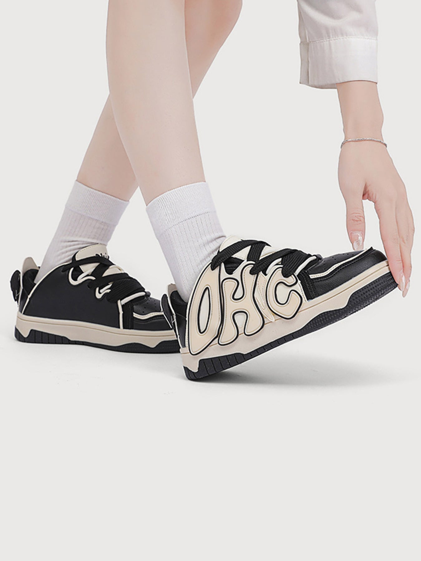 Farbcodierte Buchstaben Paar Skateschuhe 