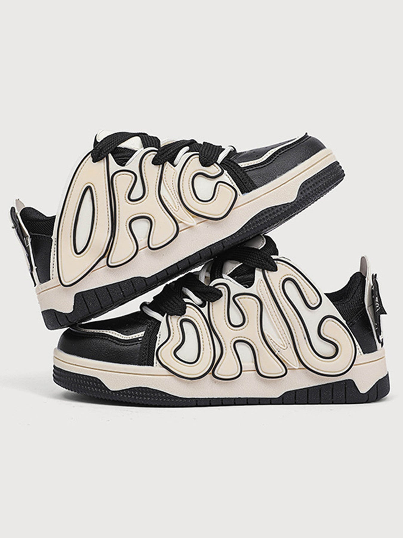Farbcodierte Buchstaben Paar Skateschuhe 