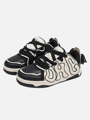 Farbcodierte Buchstaben Paar Skateschuhe 