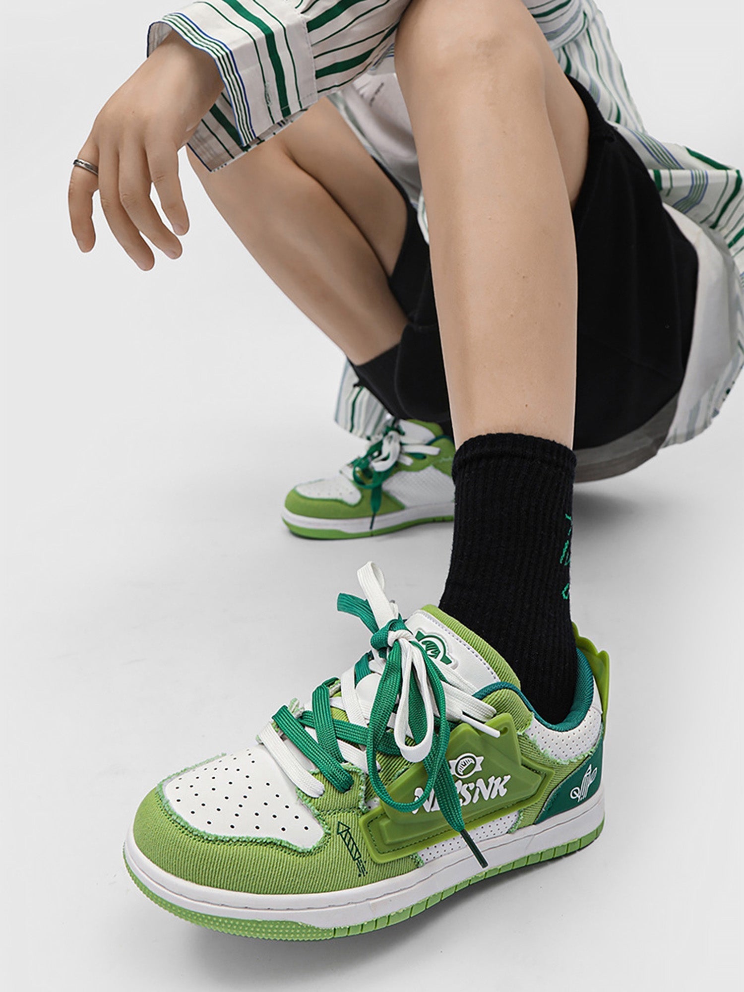 Zu lässigen Sneakers passt alles 