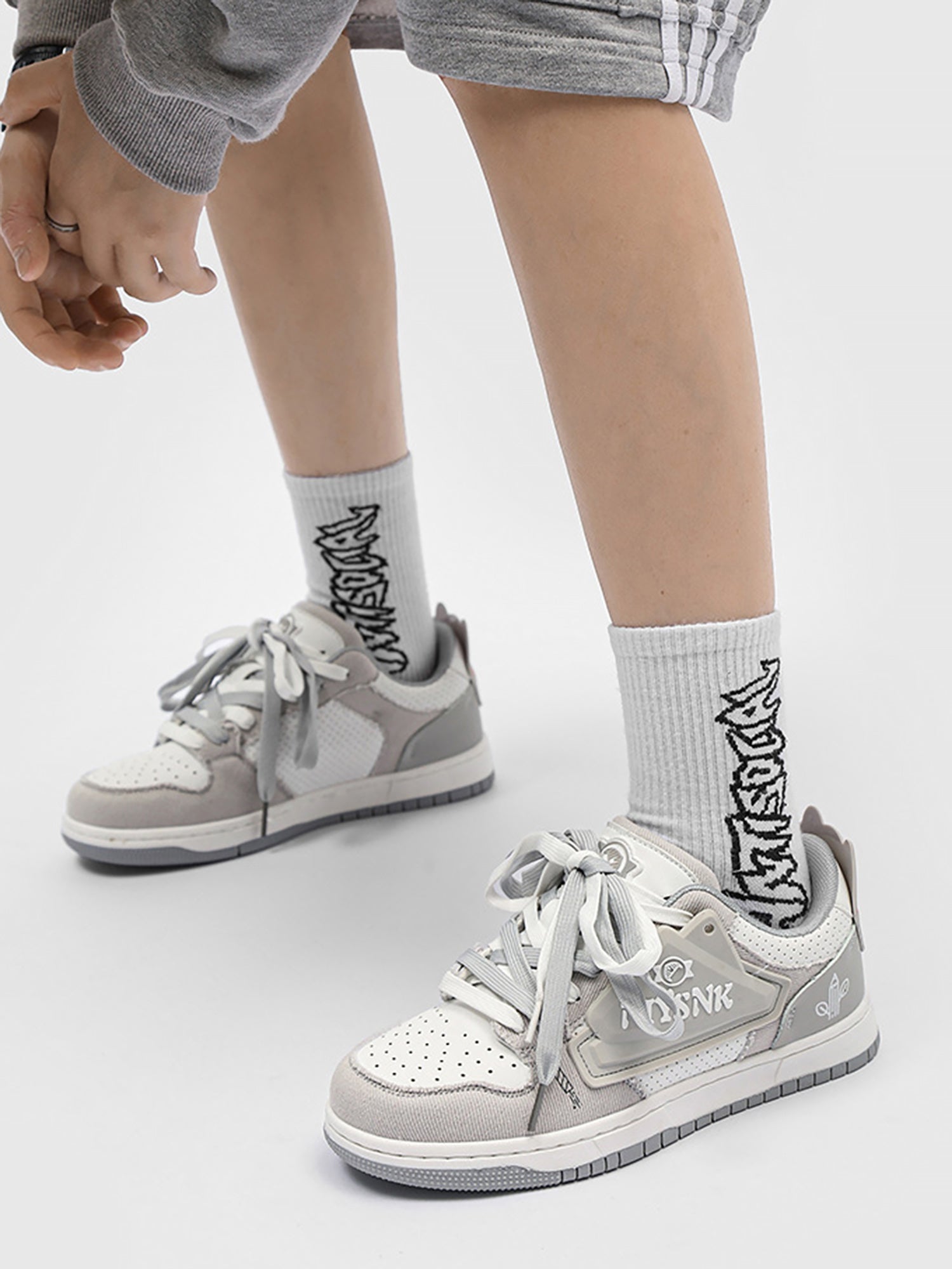 Zu lässigen Sneakers passt alles 