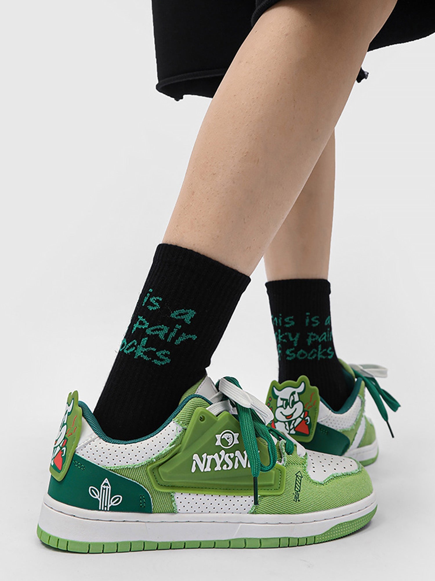 Zu lässigen Sneakers passt alles 