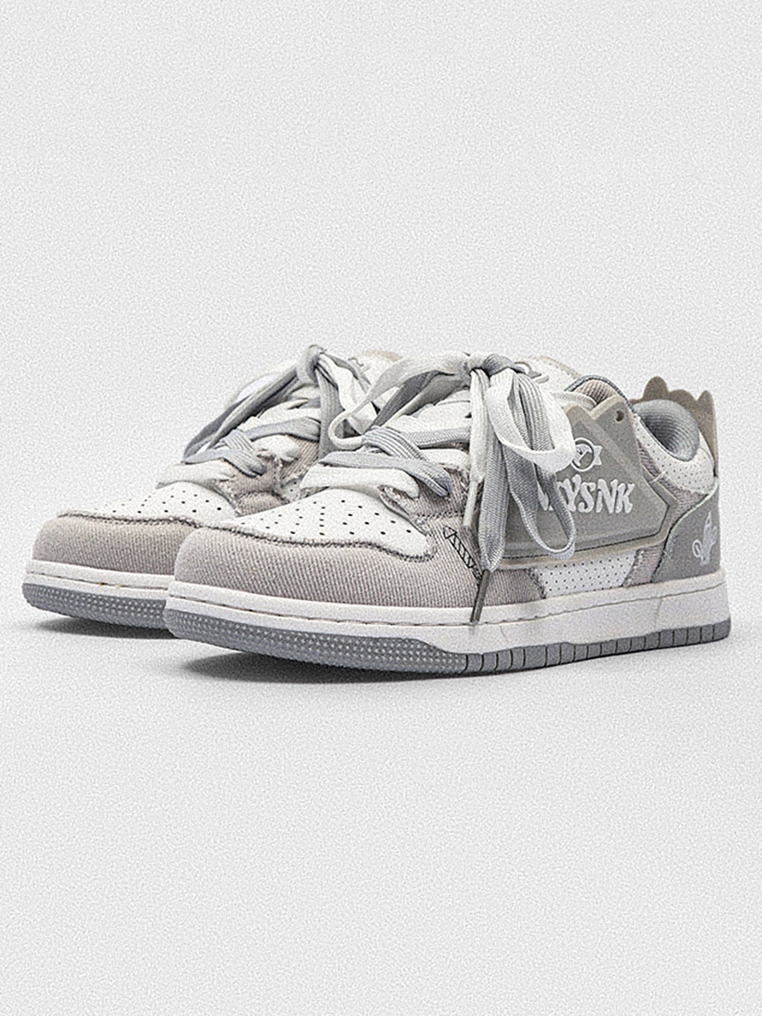 Zu lässigen Sneakers passt alles 