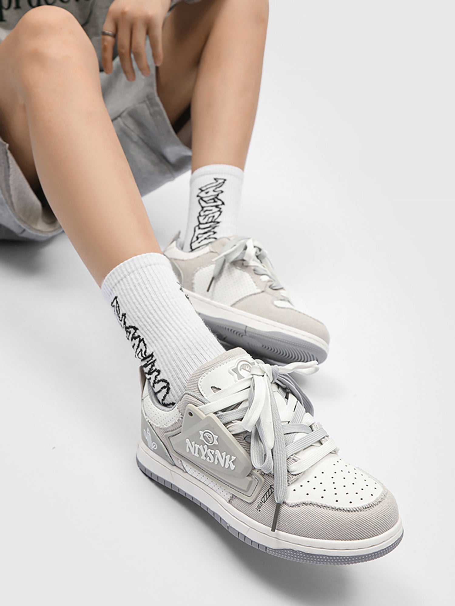 Zu lässigen Sneakers passt alles 