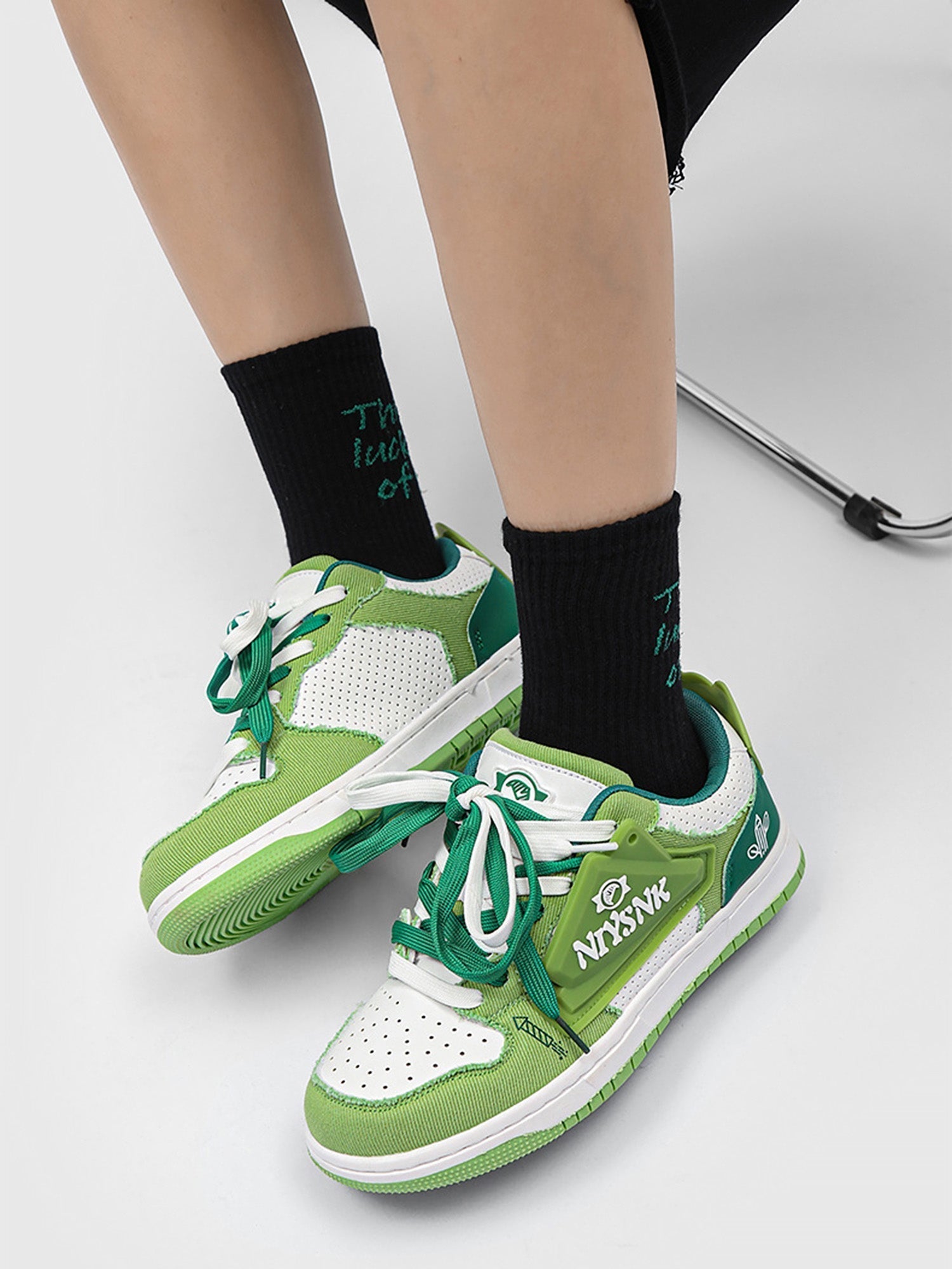 Zu lässigen Sneakers passt alles 