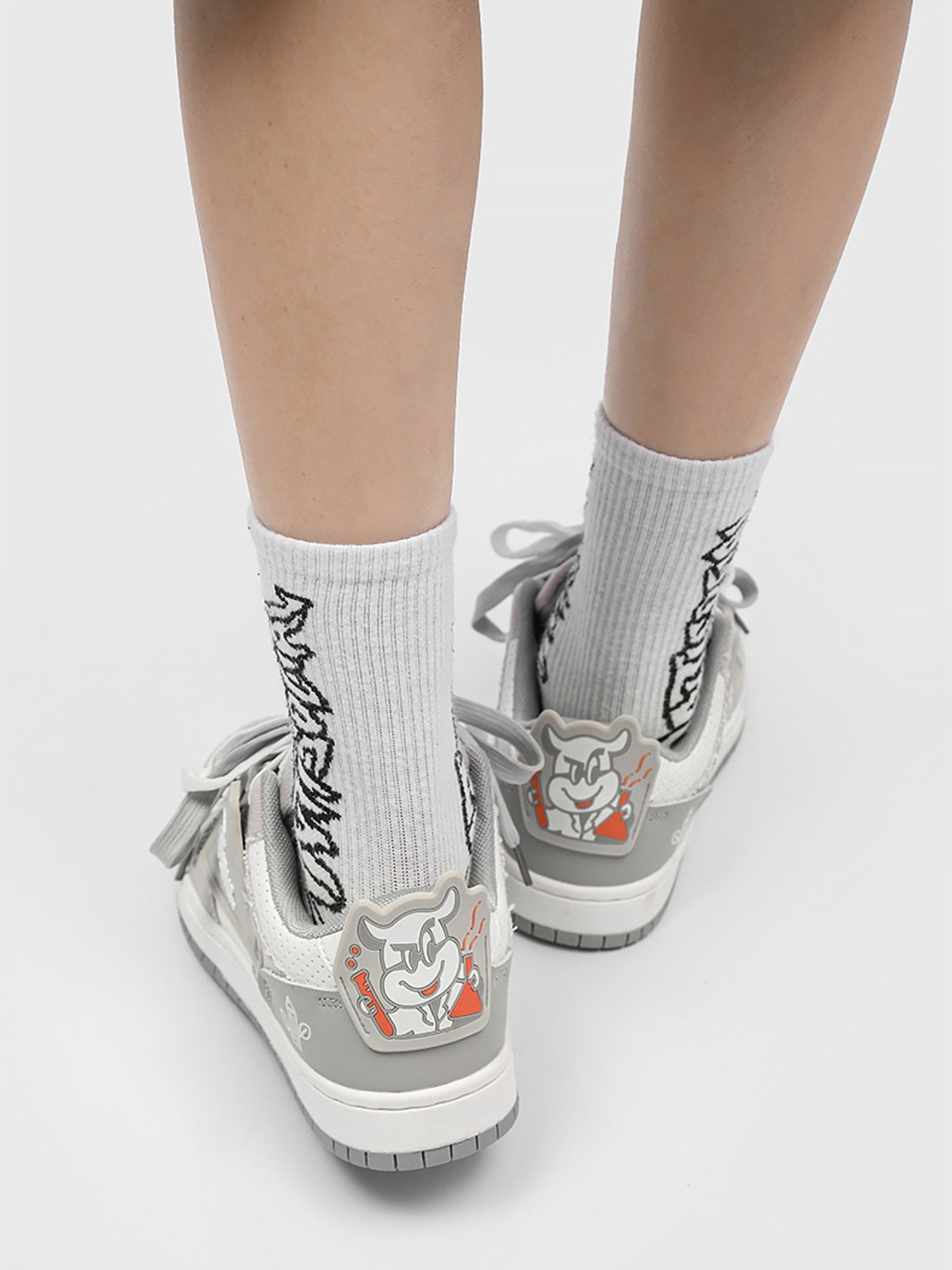 Zu lässigen Sneakers passt alles 