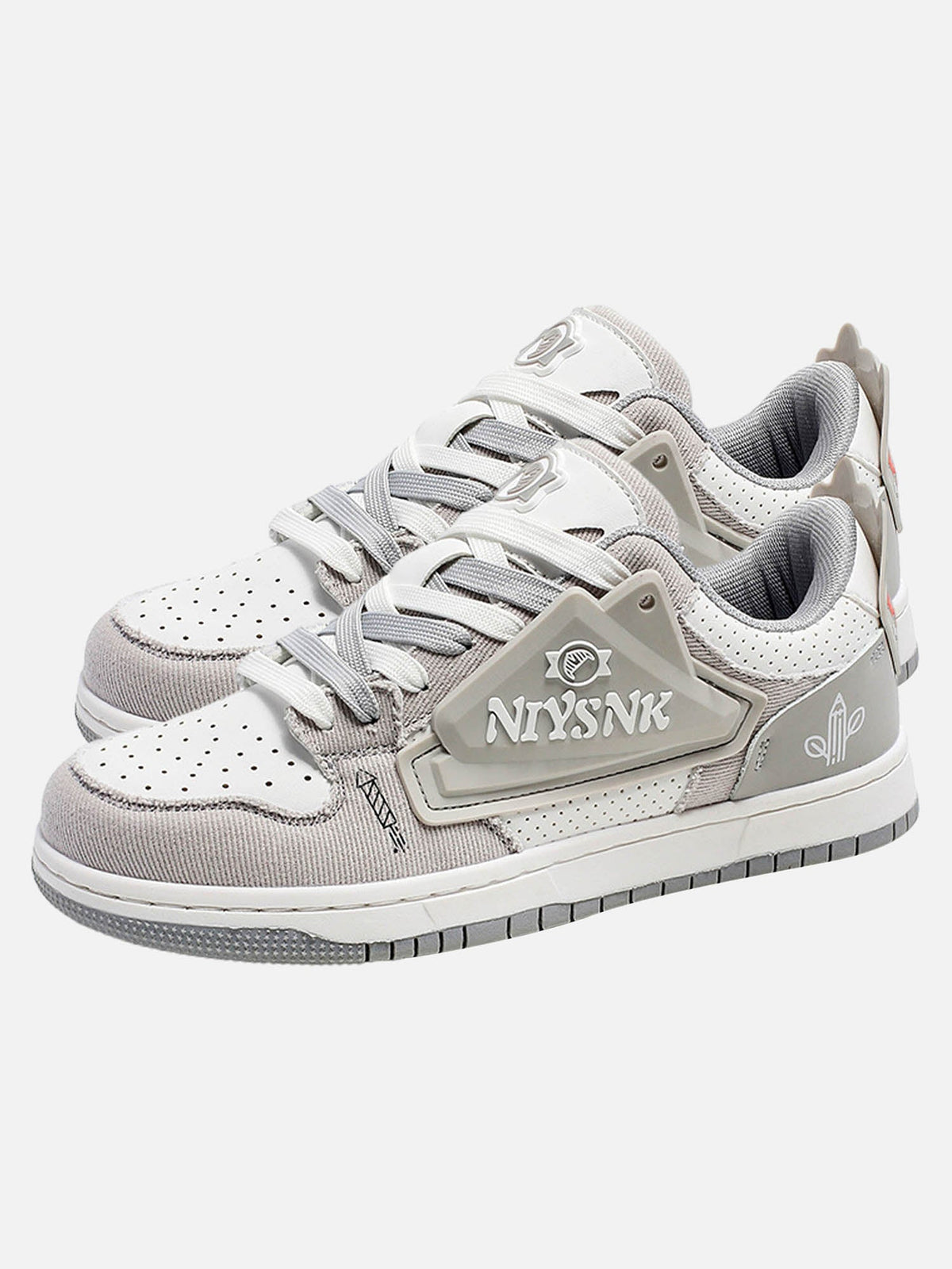 Zu lässigen Sneakers passt alles 