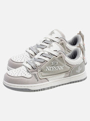 Zu lässigen Sneakers passt alles 