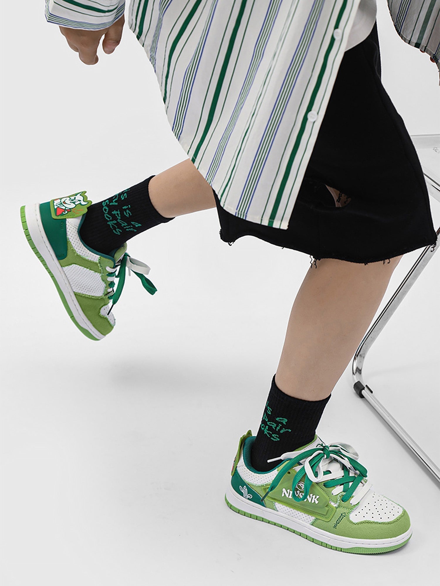 Zu lässigen Sneakers passt alles 