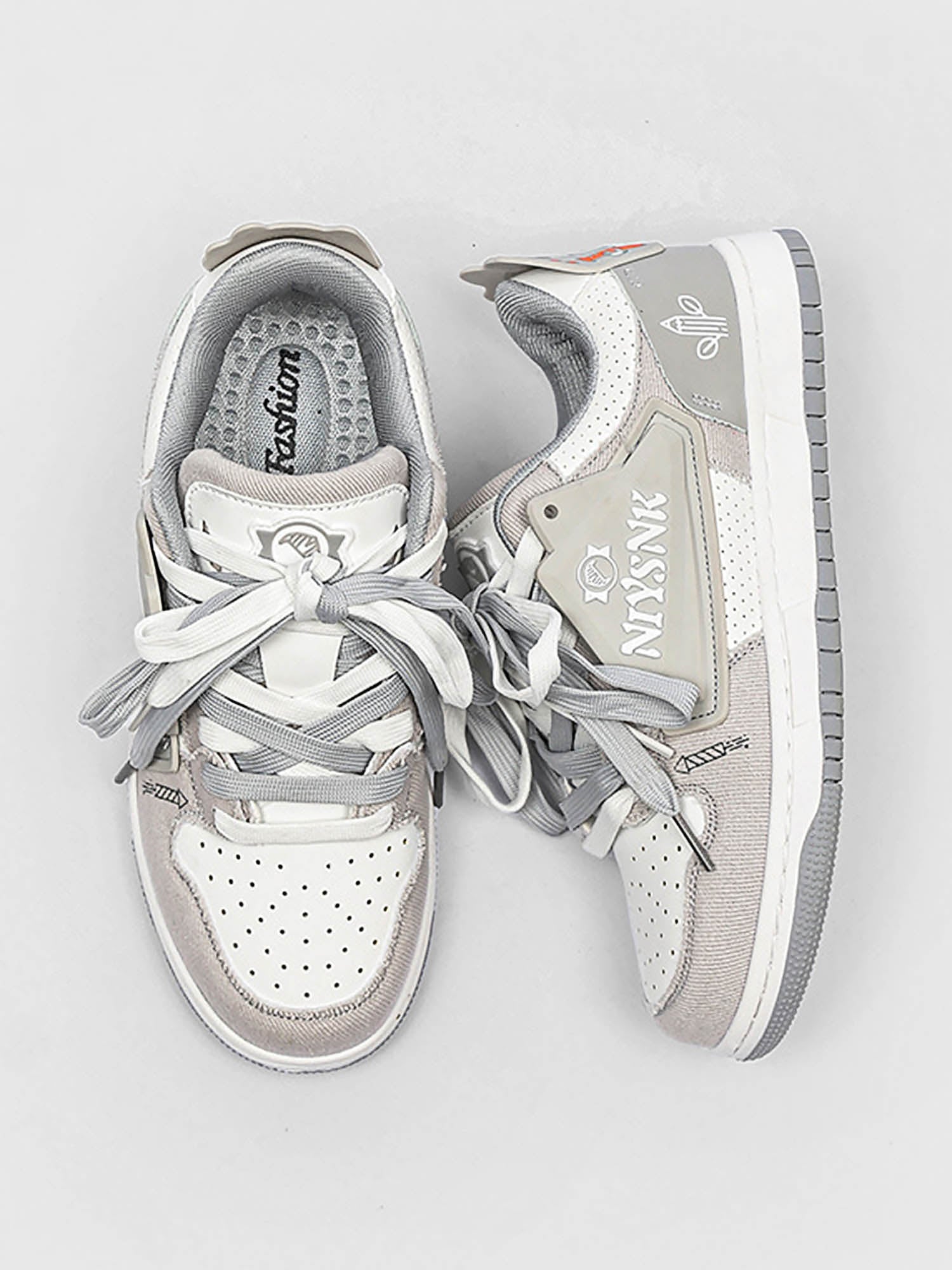 Zu lässigen Sneakers passt alles 