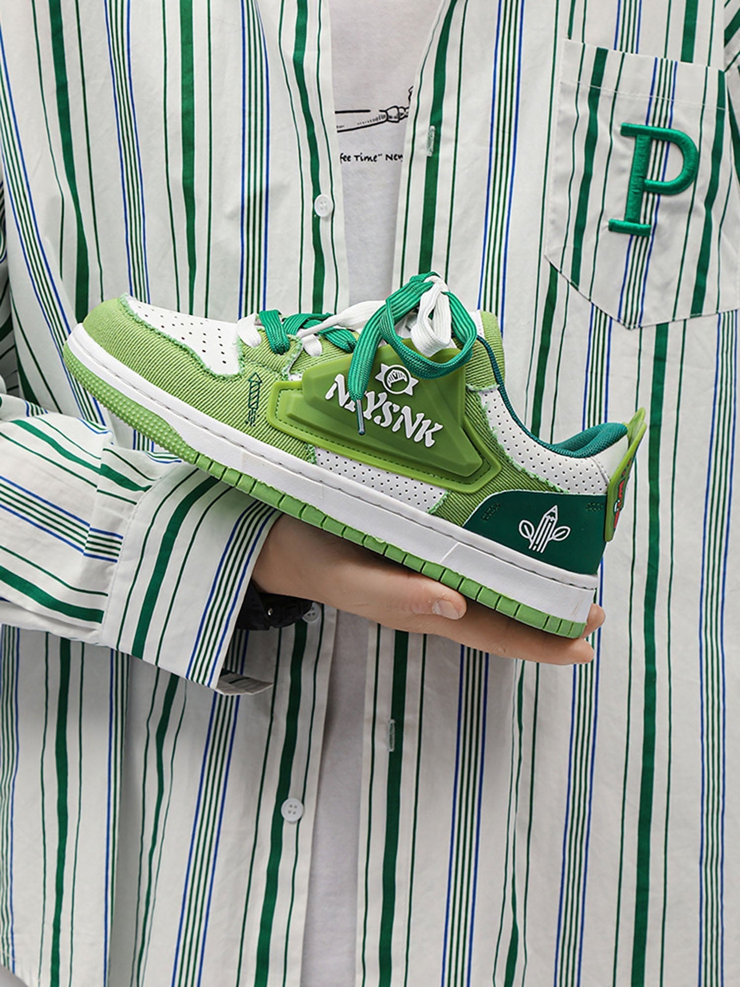 Zu lässigen Sneakers passt alles 