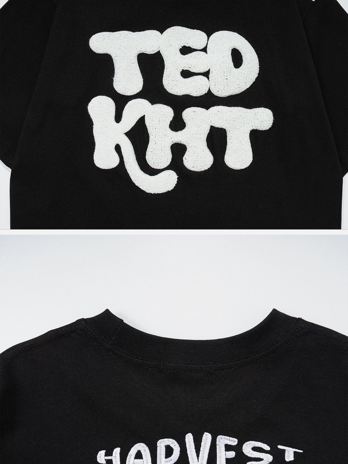 T-Shirt mit beflocktem, besticktem Buchstaben 
