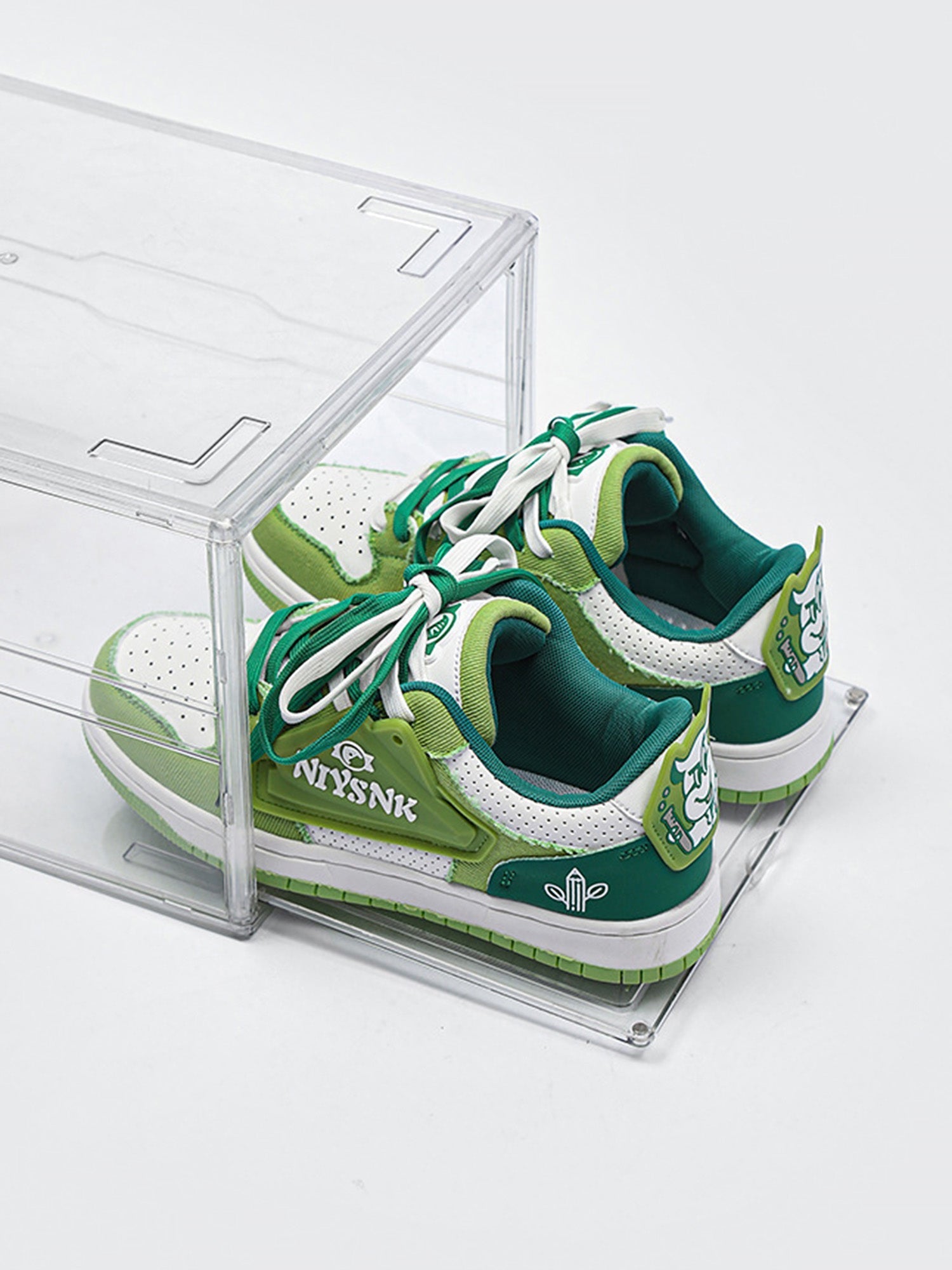 Zu lässigen Sneakers passt alles 