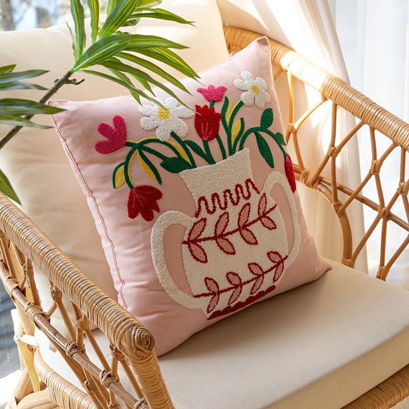 Kissenbezug mit bestickten Blumen in einer Vase