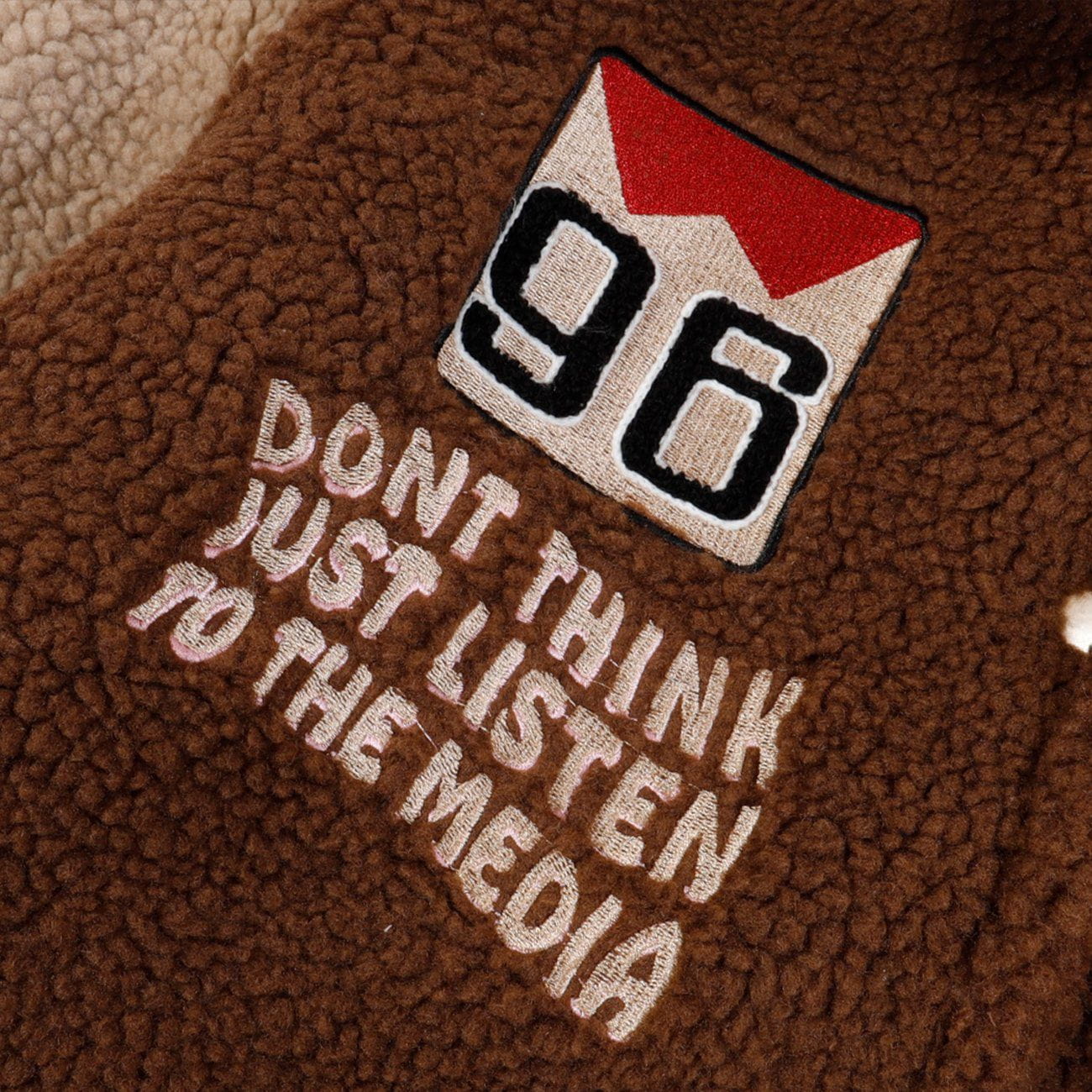 Manteau d'hiver Sherpa à lettres brodées
