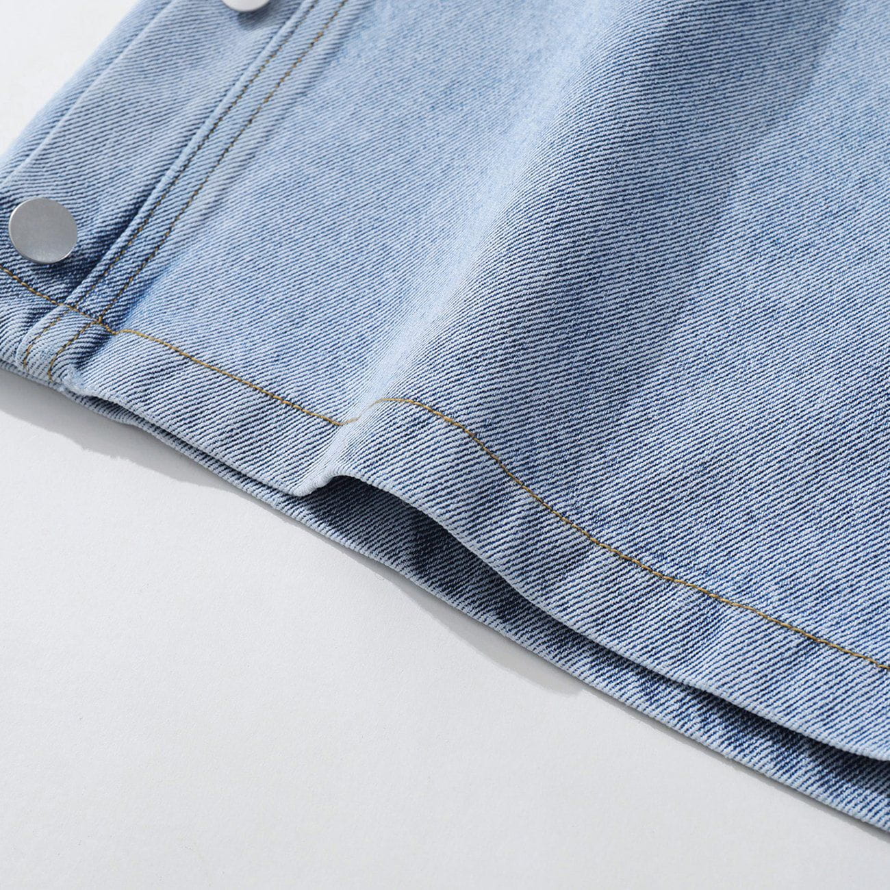 Jeansshorts mit seitlichen Knopfträgern