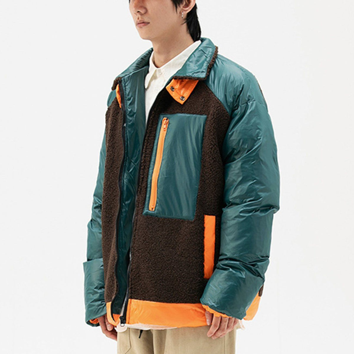 Wintermantel mit kontrastfarbenen Nähten