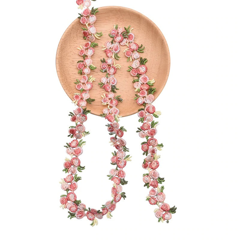 Bestickter Spitzenbesatz mit Rosen